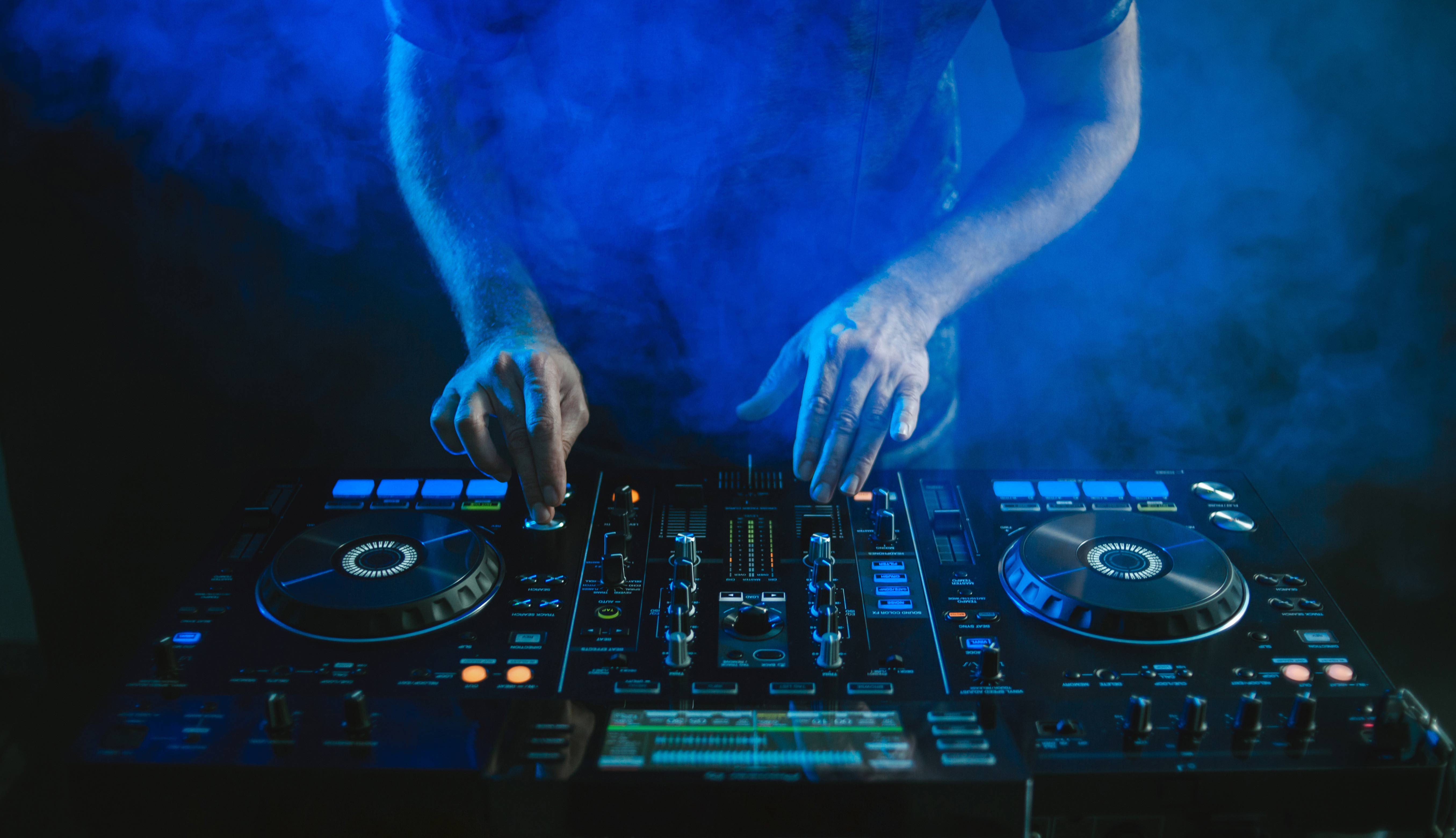 DJ